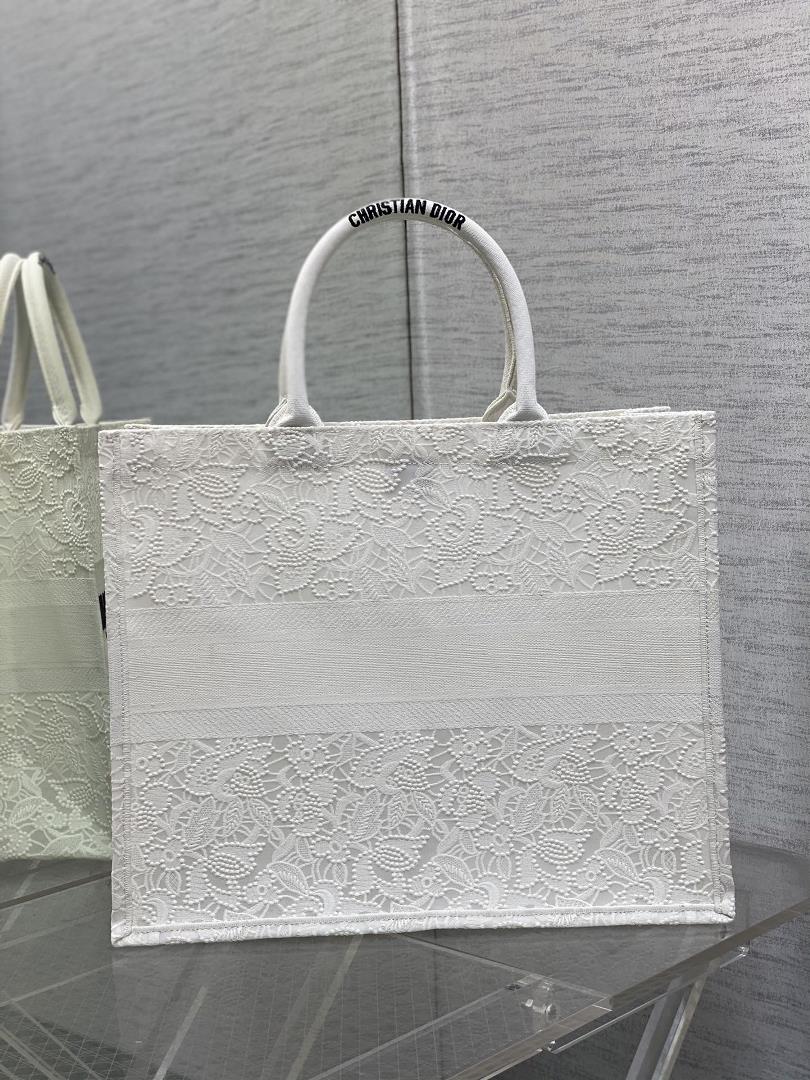 The latest lace mesh series from the largesized Tote is elegant and atmospheric When placed se