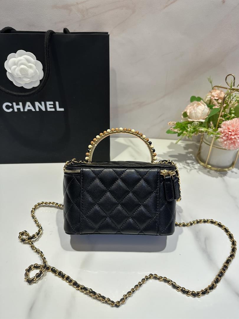 The toplevel Chanel 23A wooden bead handle makeup box handcrafted workshop series feature