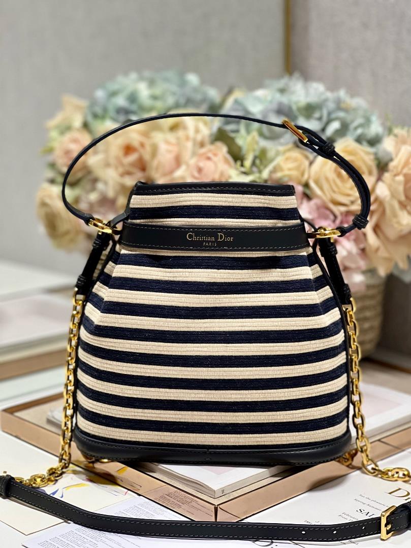 CEST DIOR large handbag stripeThis Cest Dior handbag is a new autumn 2023 item elegant and cla