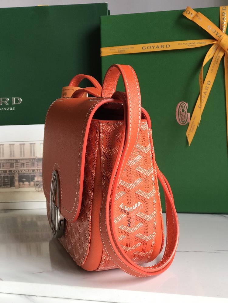 GOYARD 233 lll retains the iconic elements of the classic version such as eyecatching me