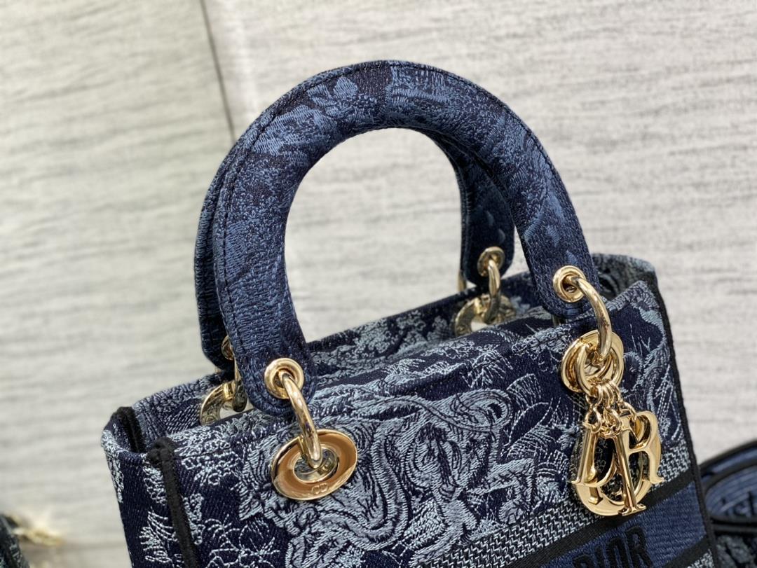 dior in stock Ladys latest denim blue tiger embroidery series is full of charm classic g