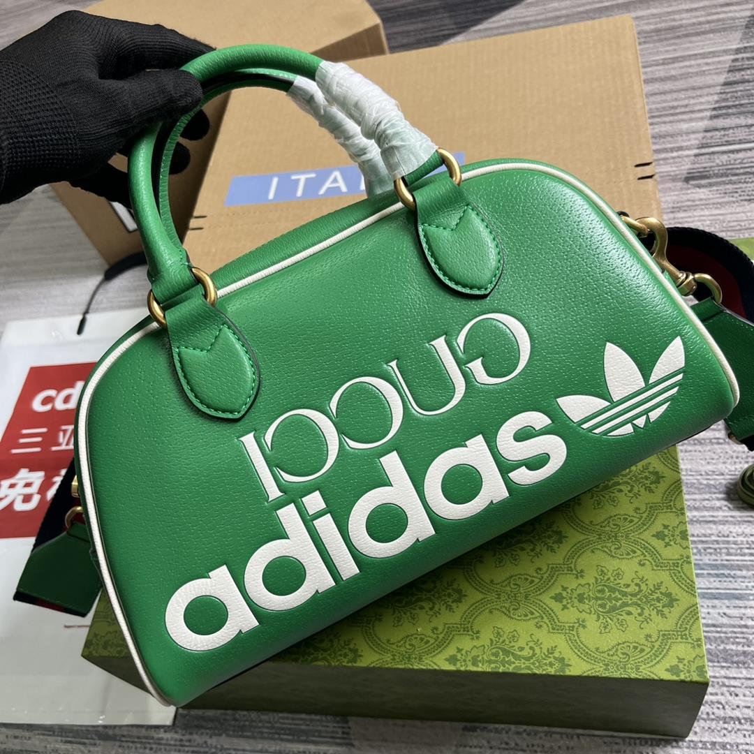 Comes with a fully packaged adidas x Gucci co branded series mini travel bag As one of