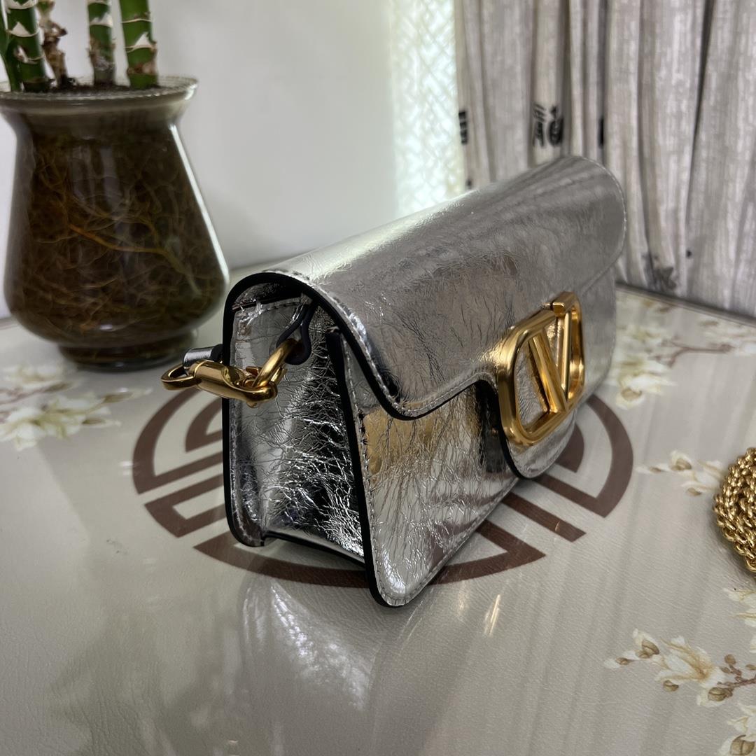 Large new Loc calf leather handbag decorated with metal VLogo SignatureEquipped with detachabl