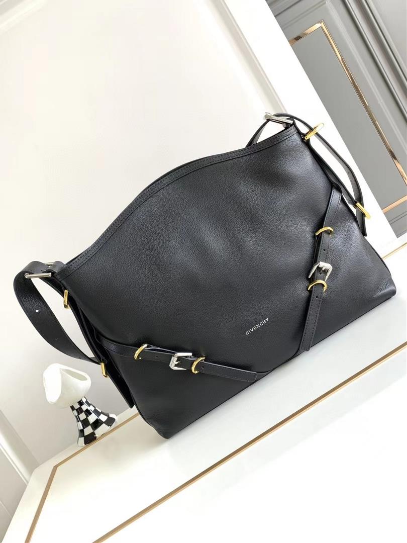 givency Voyou Underarm BagThe newly launched latest handbag VOYOU symbolizes that your leather is so