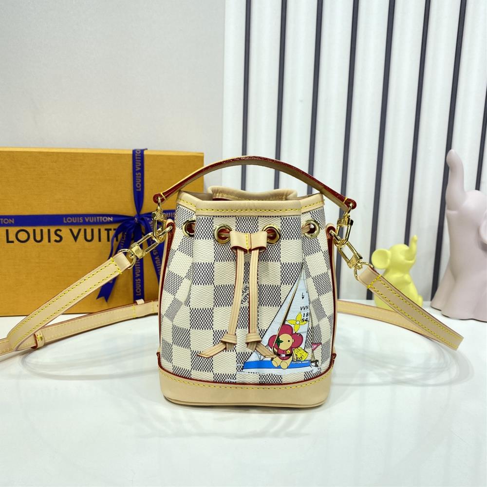 N40511 White Plaid Silk Screen Christmas Handbag SeriesThis Nano No handbag embodies the classic configuration of the No handbag depicting the brand