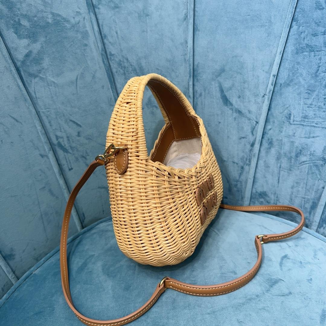 M family5BC125 a milleiu summer pastoral style woven cabbage basket bag has a leather logo log