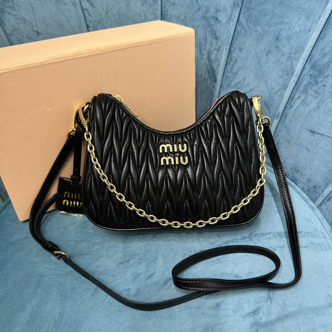 5BH211 New Miumiu Pleated Chain Bag This brand new soft sheepskin shoulder bag features exquisite Ma