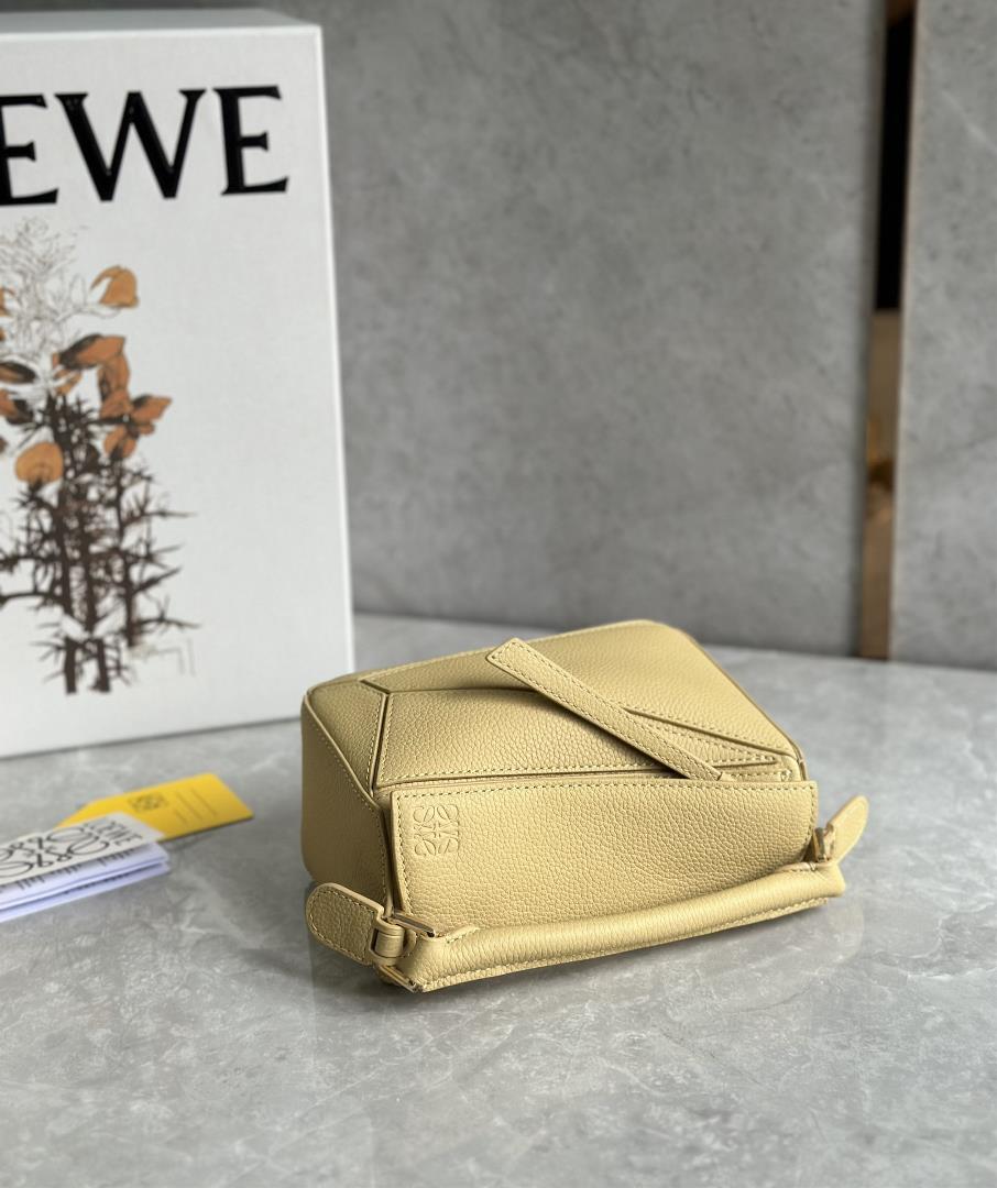 Mini LOEWE Luo Yiweis super cute mini geometry bag PUZZLE NEW is full of cool fashion sense bi