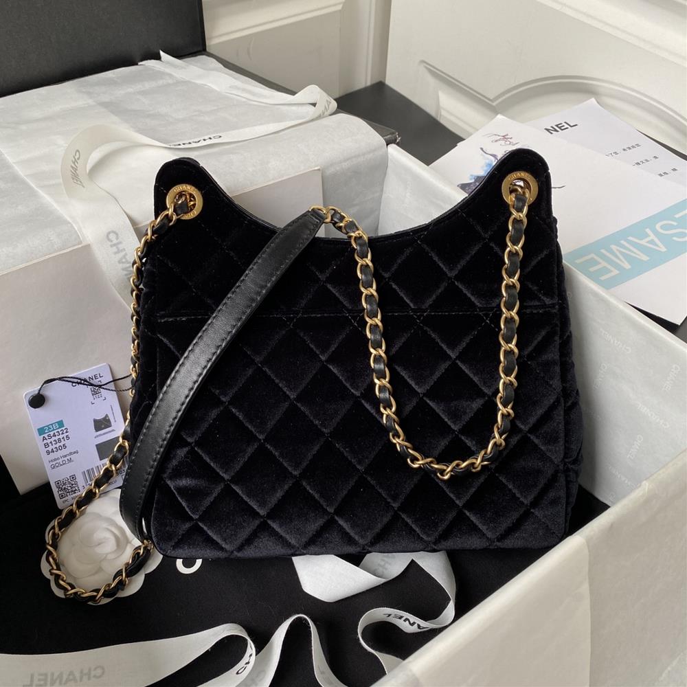 The mid size Chanel23 AS4322 velvet hobo stable shoulder bag has the highest attention to