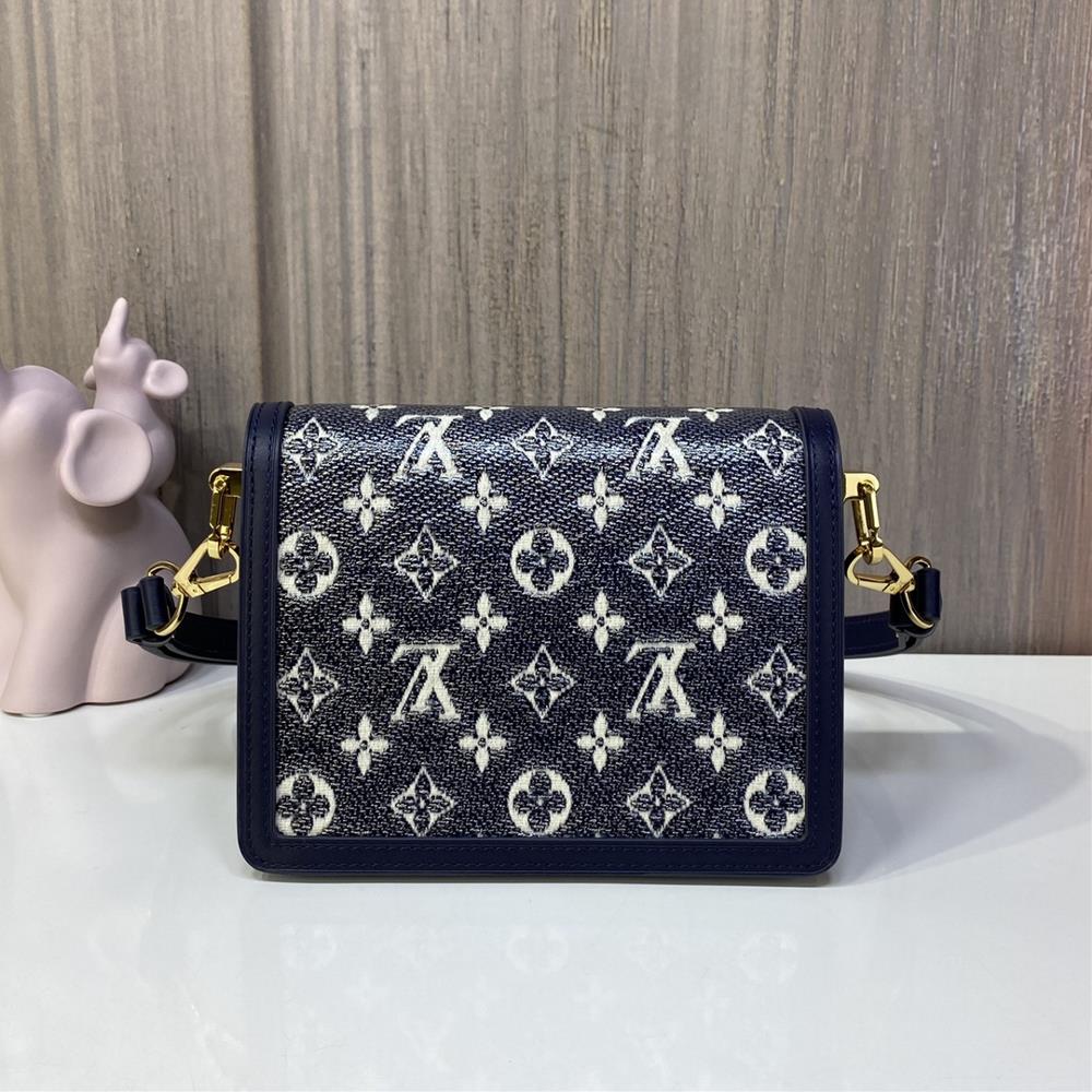 The new Daphne series M22826 blue Dauphine mini handbag is made of Monogram canvas and is