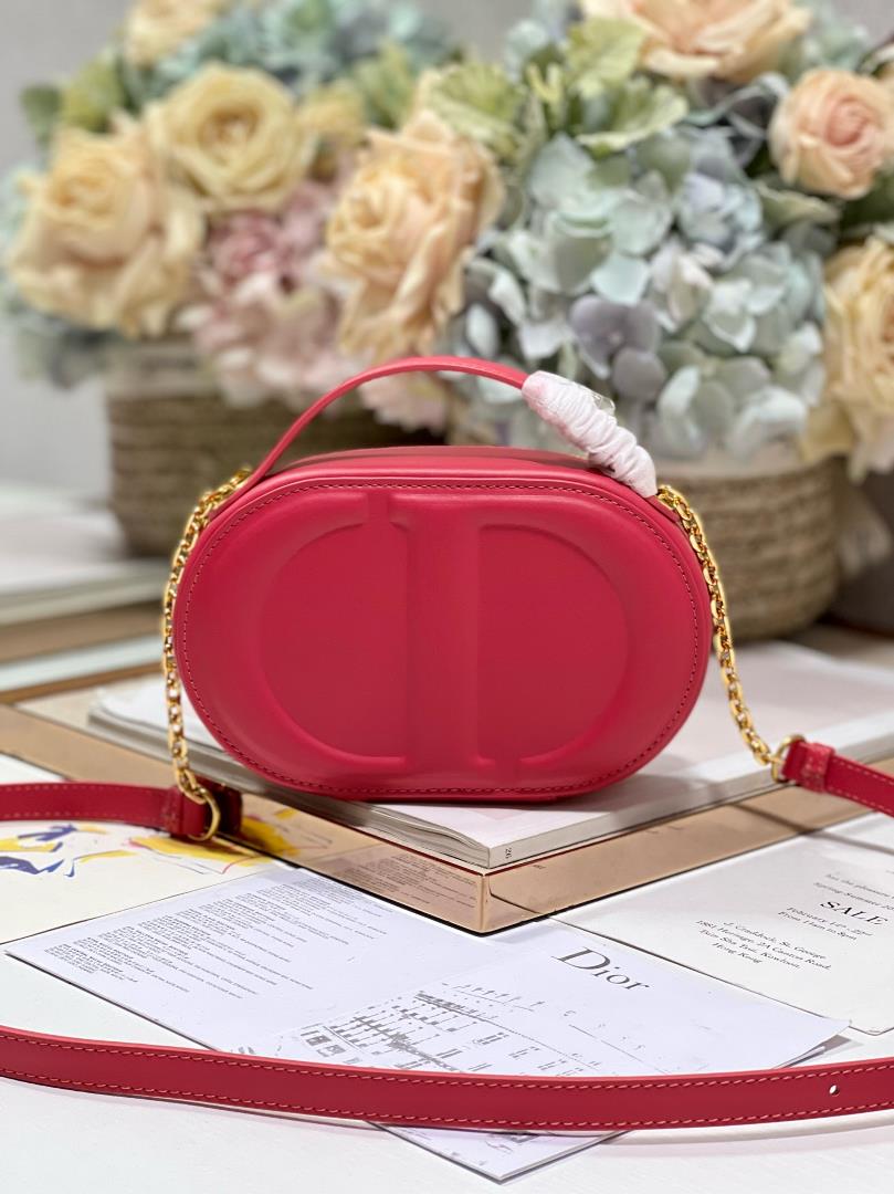 CD Signature Oval Camera Package Peach RedThis CD Signature Oval Camera Bag is a new addit