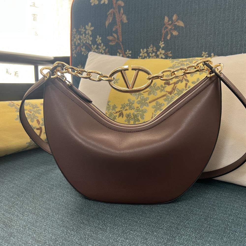 Small model 2080B plain weaveGARAVANI VLOGO MOON small chain leather HOBO handbag Thanks to a chain and detachable leather shoulder straps this hand