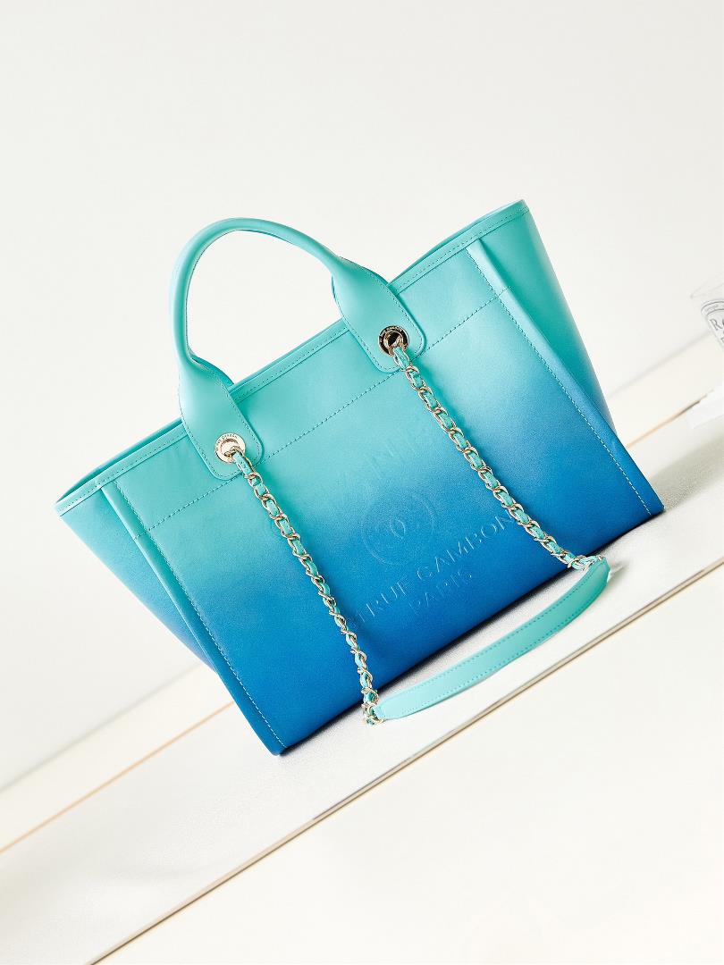 23Bs latest beach bag calf leather illusion blueReturned to simplicityThe size is also very suitabl