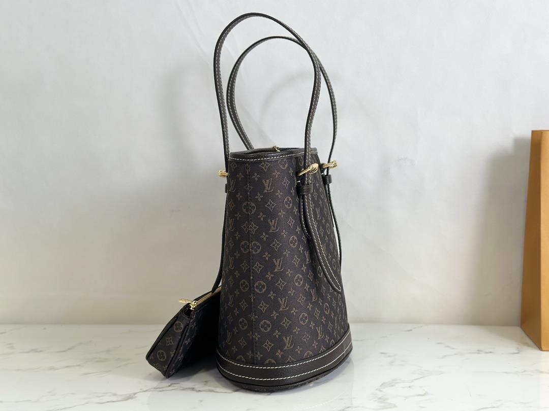 M42238 CoffeeThe denim bucket bag series is made of soft MONOGRAM fabric and imported hardware