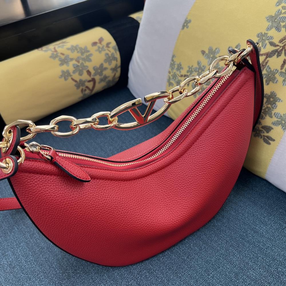 I recently fell in love with the Valentino 2081A Litchi Grain HOBO handbag and it has qui