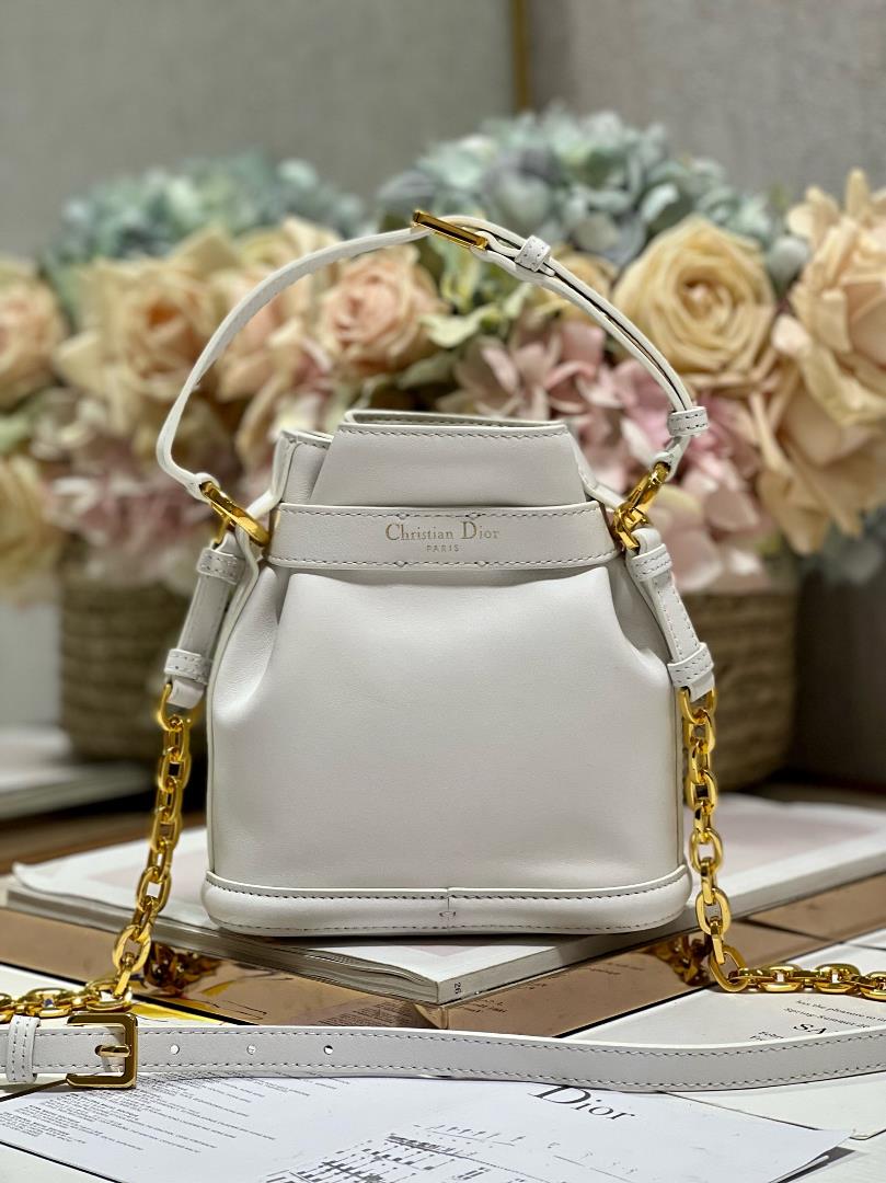 CEST DIOR small handbag whiteThis Cest Dior handbag is a new autumn 2023 item elegant and clas