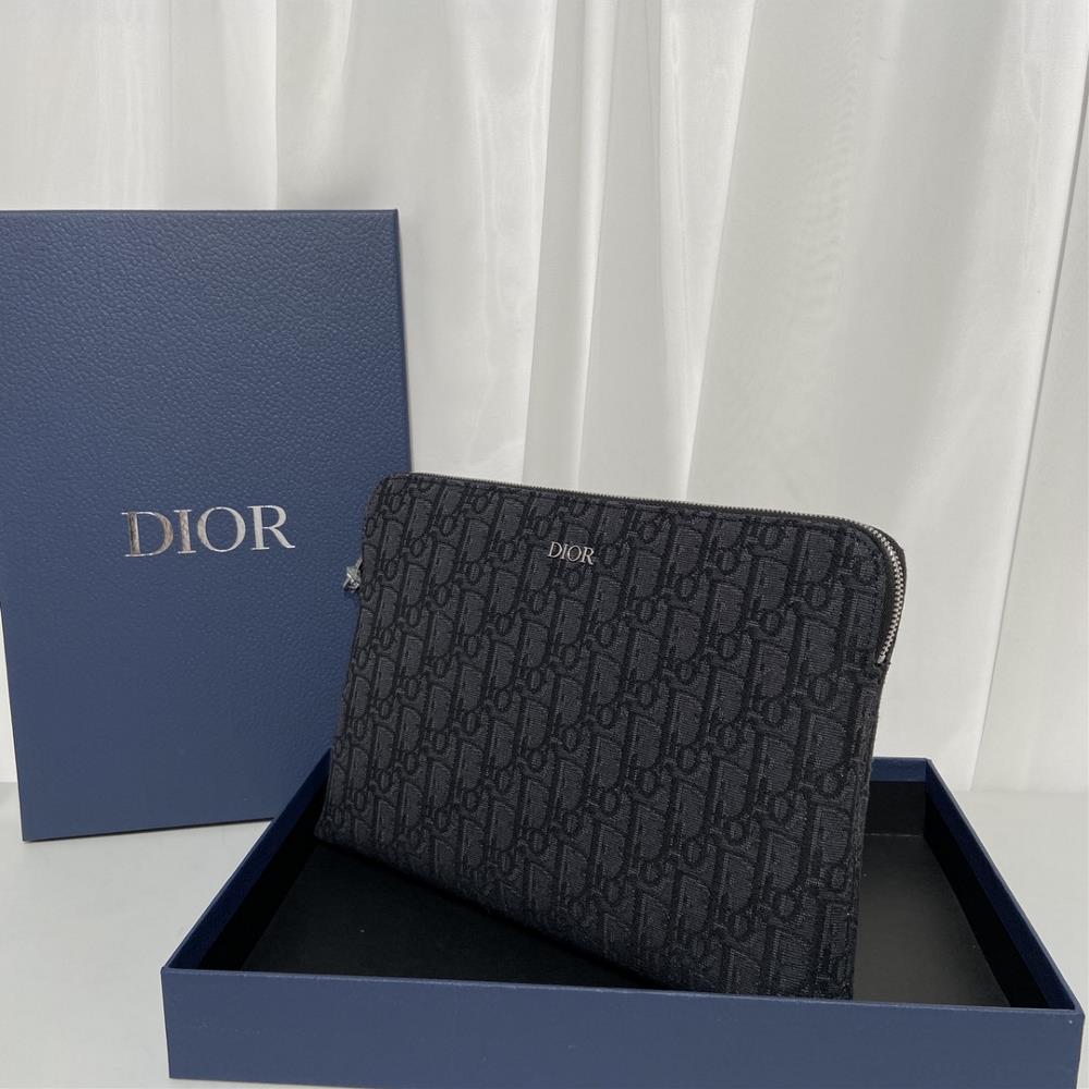 DIOR handbag 90571This handbag is adorned with the iconic Oblique print dating back to th