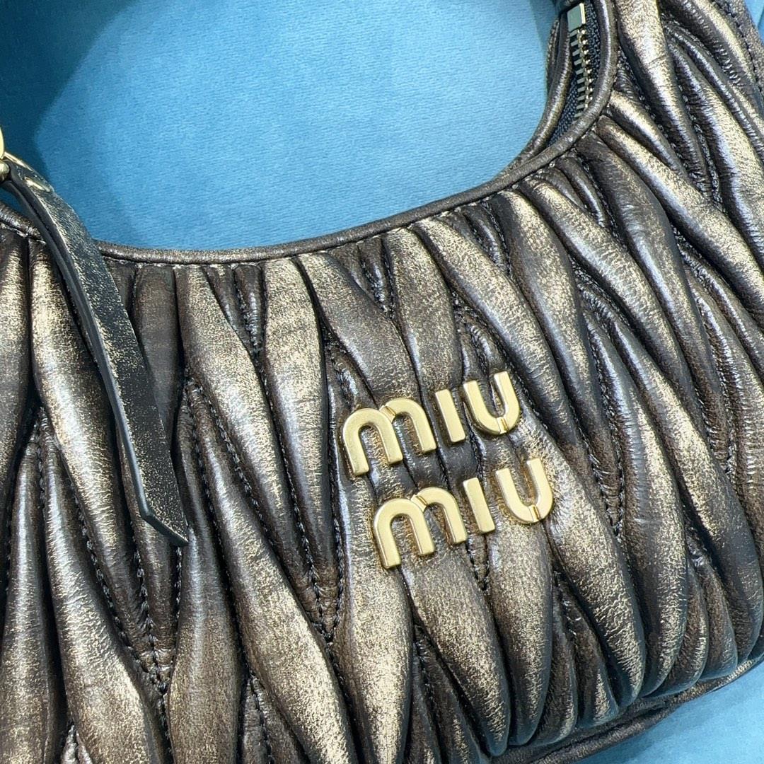 M family 5BC125 MiuMius new MiuWander handbag is made with imported lamb skin classic brand ic