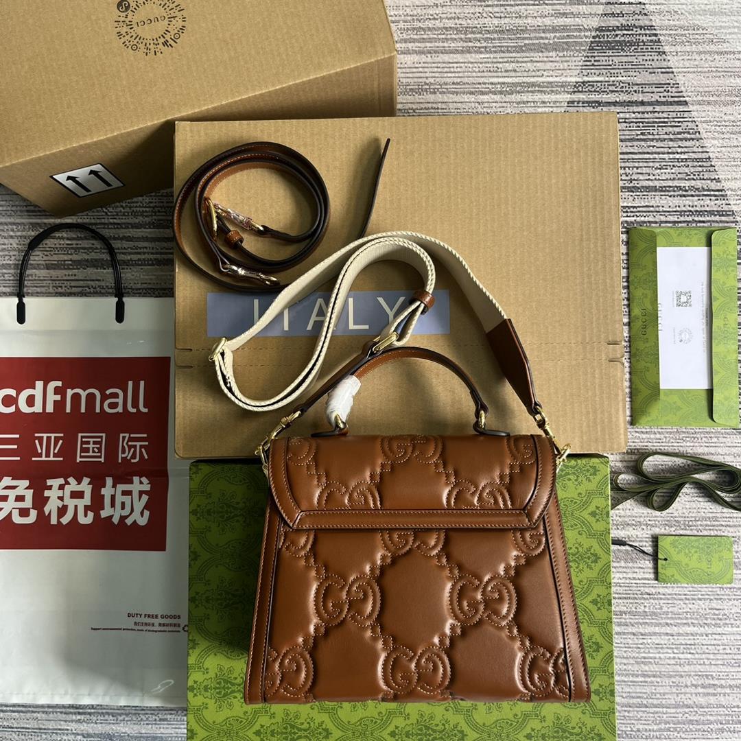 Equipped with a complete set of packaging GG Matelass leather interprets the brands iconic mat