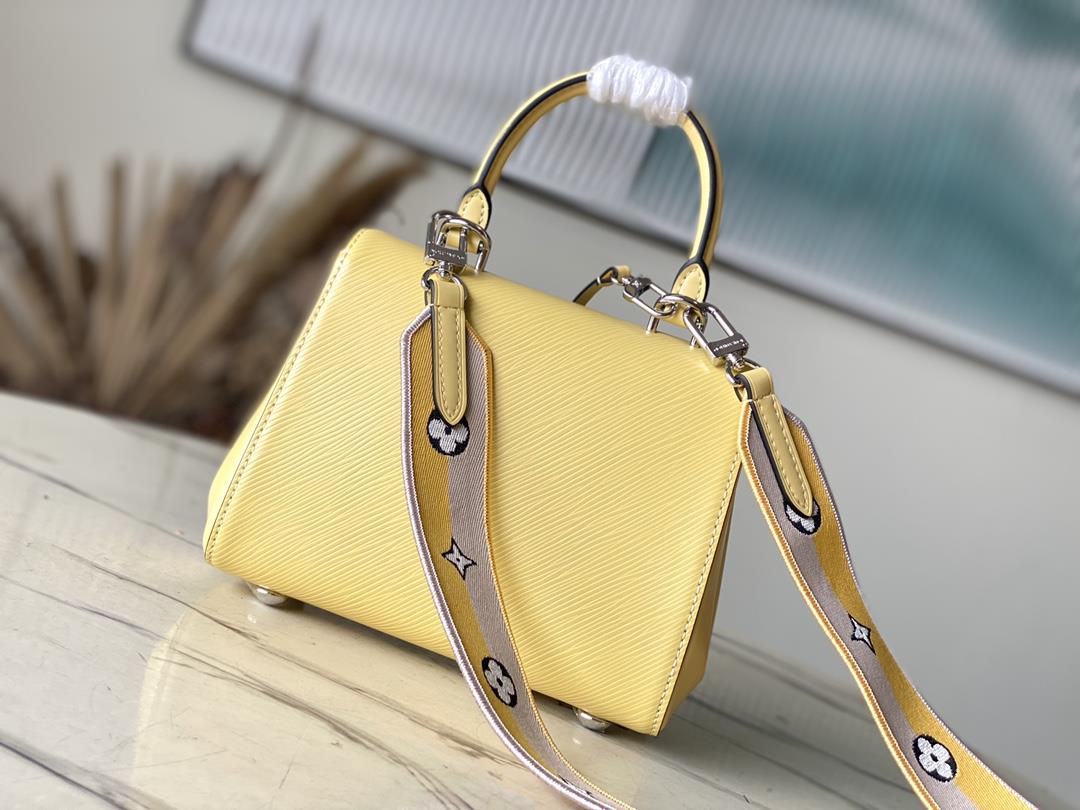 M22616 58931 Chicken YellowThis Cluny mini handbag conveys a fresh summer style with the u