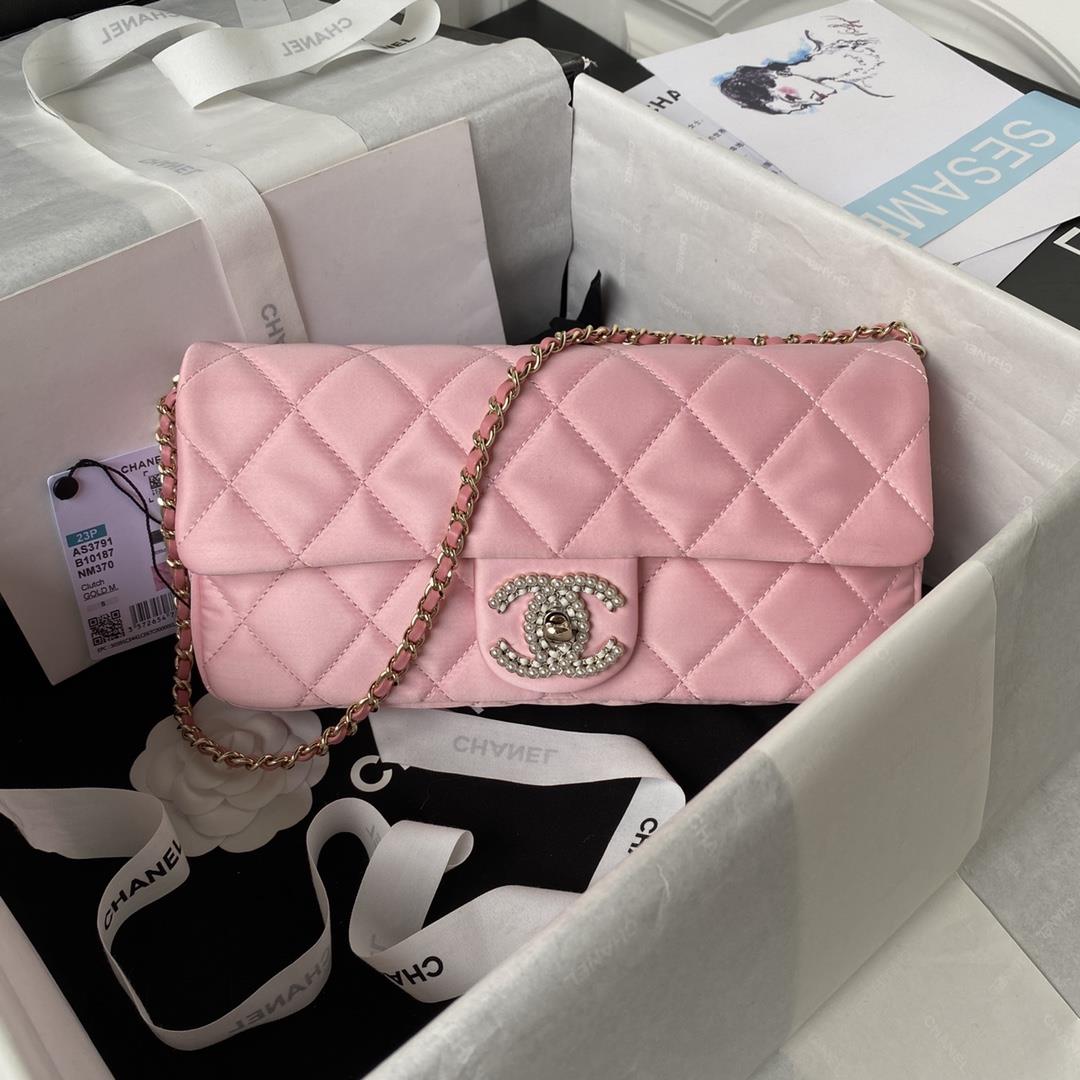 The Chanel23A popular pearl stick bag AS3791 has the same actual capacity as the CF small size but