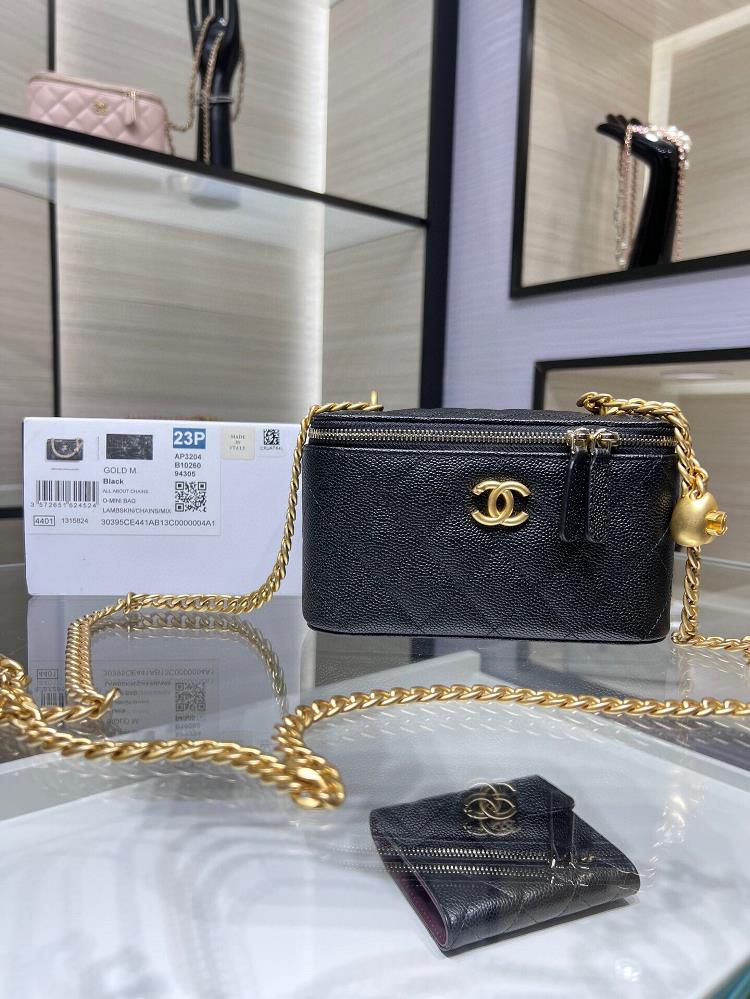 Chanel 23P New Box Bag with the Most Beautiful Love Adjustment BuckleAdjustable chainCaviar is crafted with a double c embossed logo exquisite and st