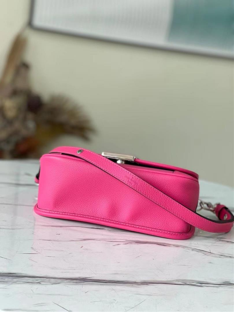 Top grade original M59460 Pitaya color This Buci handbag is made of the iconic Epi leather wit