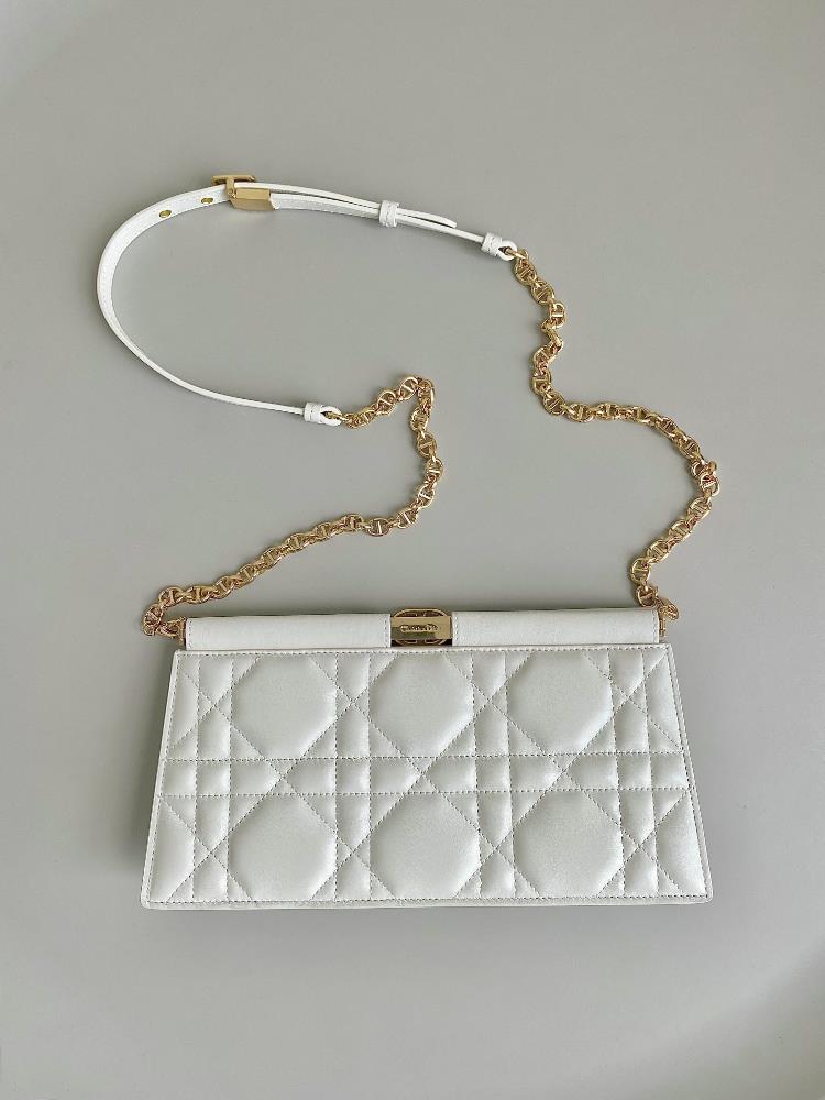 white Chain handbag Still an indispensable classic Darling grid CD metal opening and closi