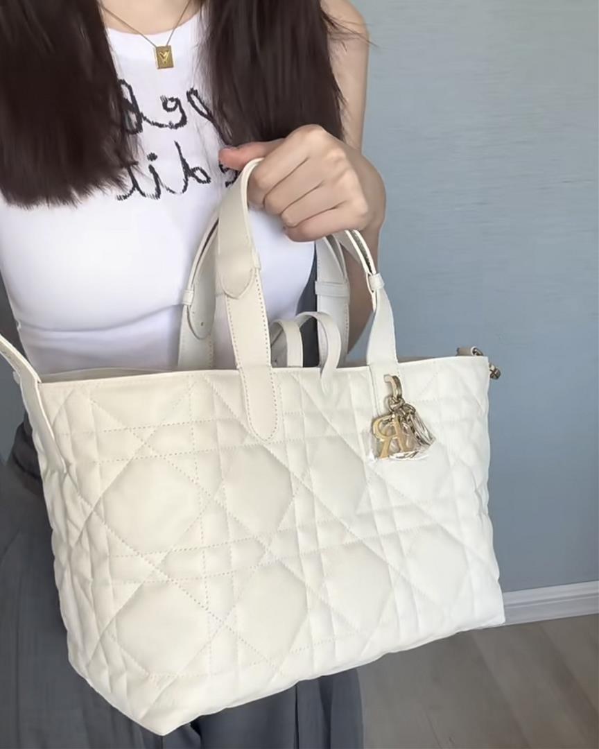 White Medium Handbag a popular itemThe one that comes out immediately and is in short sup