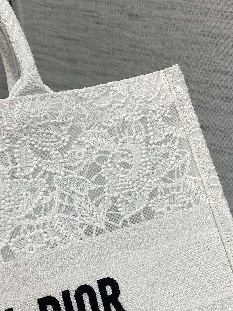 The latest lace mesh series from the largesized Tote is elegant and atmospheric When placed se