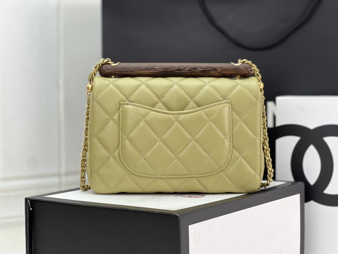 The Chanel23A Advanced Handicraft Shop series features a new wooden handle flap bag inspir