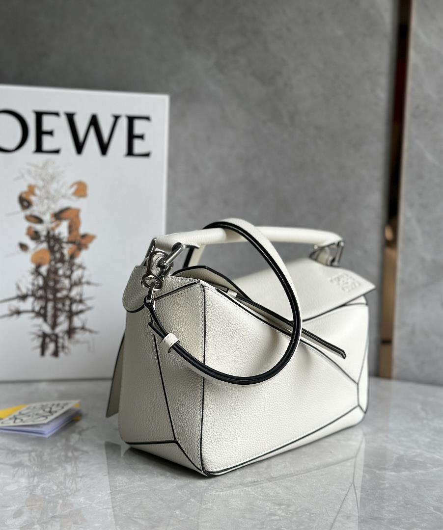 Small size LOEWE Luo Yiweis classic popular Puzzle geometry bag is a small size The counter sy