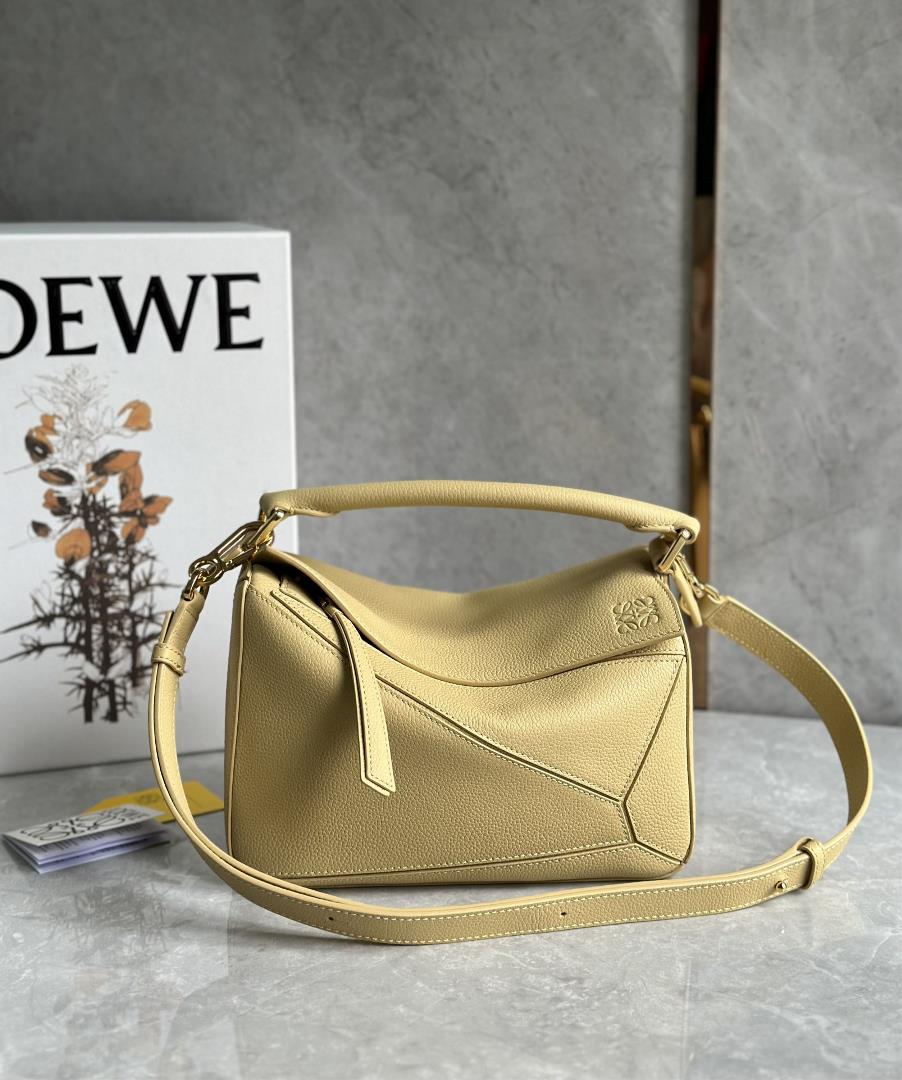 Small size LOEWE Luo Yiweis classic popular Puzzle geometry bag is a small size The counter sy