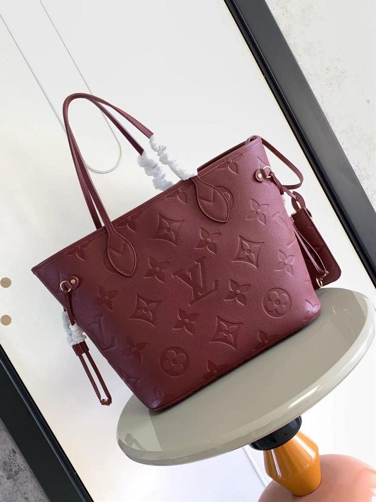 M45686 full leather embossing Featuring a fresh fabric lining and vintage details inspired