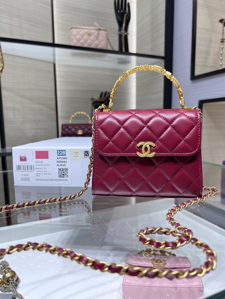 chanel 22B AutumnWinter New Trailer Series Sheepskin Vintage HardwareThe hottest and most popular Kelly enamel handle bag of this season AP2945Y wi