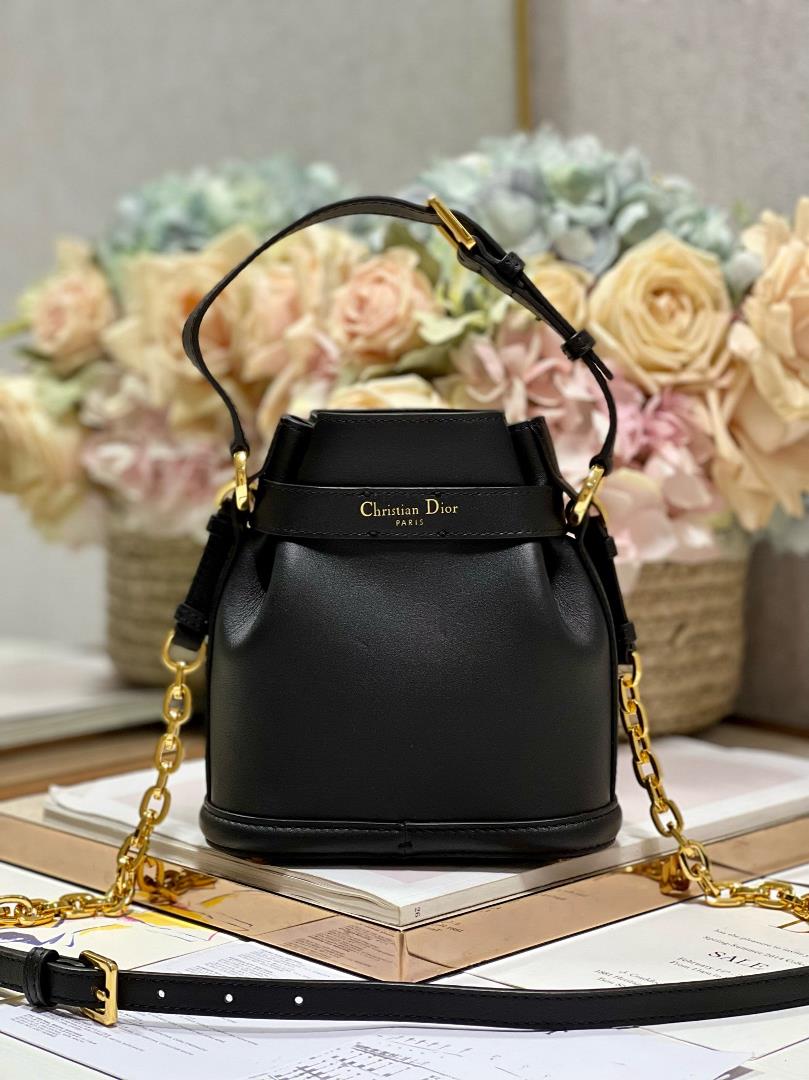 CEST DIOR Small Handbag BlackThis Cest Dior handbag is a new autumn 2023 item elegant and clas