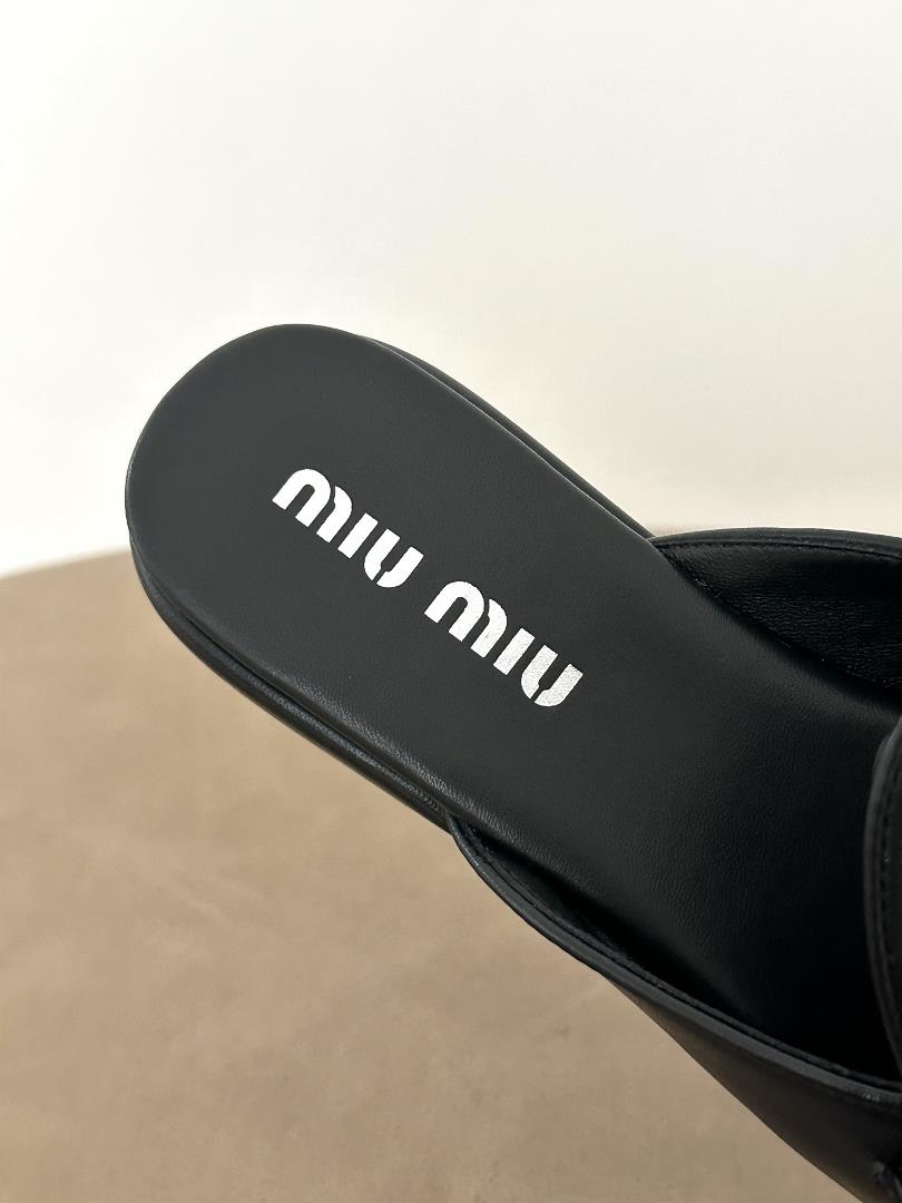 Black MIUI MIU Metal Chain Flat Bottom Half Trailer Muller SlippersSize3536373839Many babies d