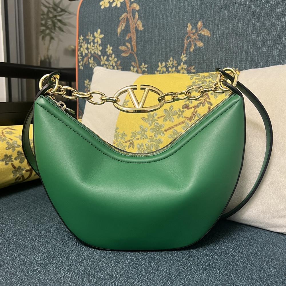 Small model 2080B plain weaveGARAVANI VLOGO MOON small chain leather HOBO handbag Thanks to a chain and detachable leather shoulder straps this hand