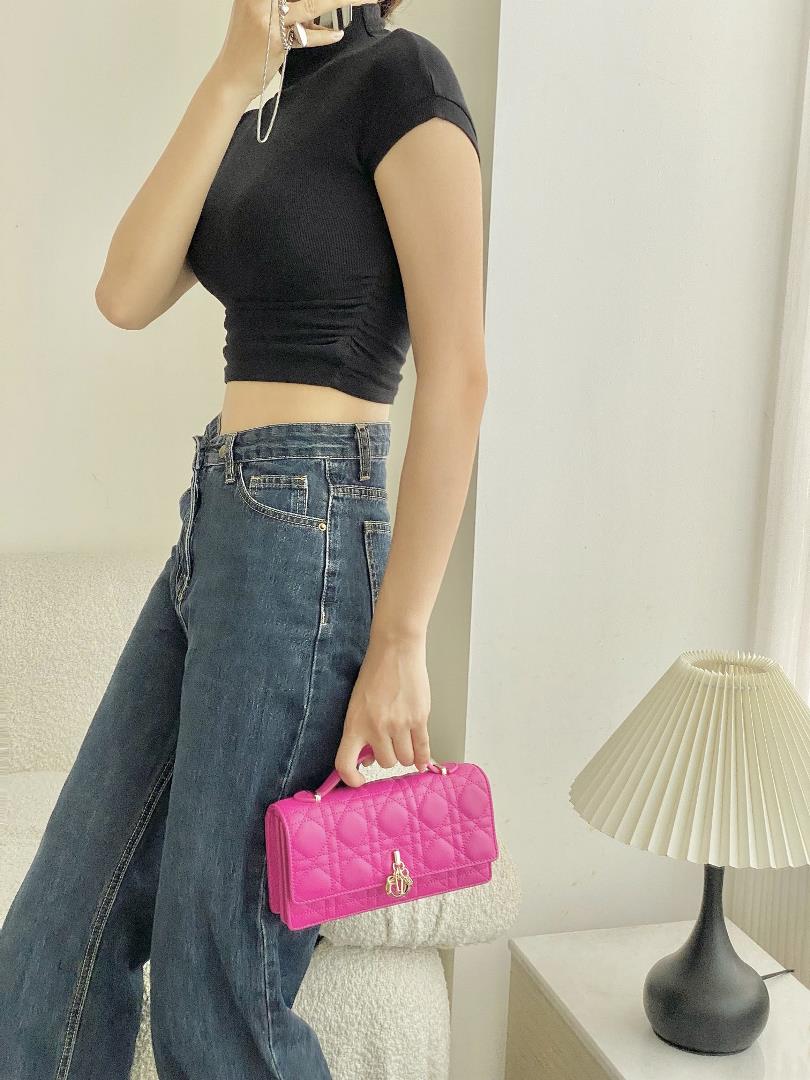 Pitaya Handle chain handbag Launch of new Top Handle Pouch on 23Who can refuse this newly rele