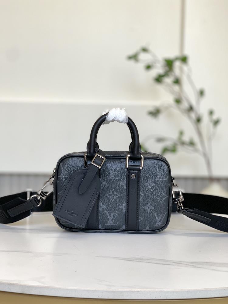 M82770 Black FlowerThis Nano Porte Documents Voyage handbag pays tribute to the classic prototype design inheriting elements such as zipper closure