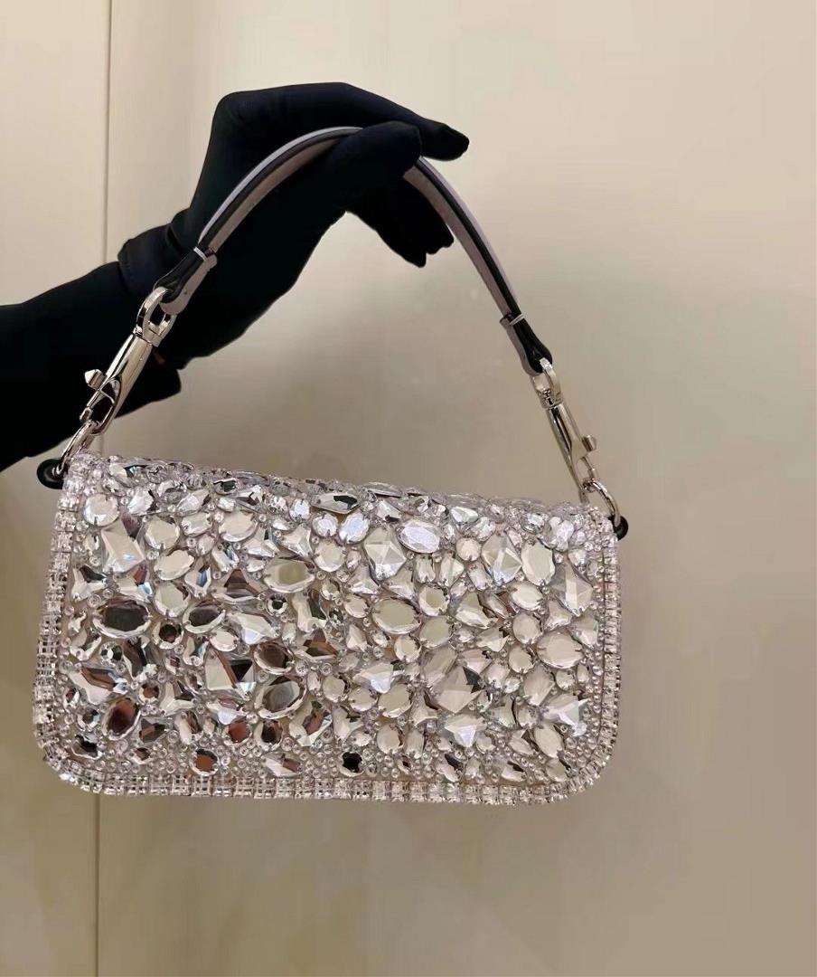 crystal styleThe Valentino Garavani Mini Loc handbag is adorned with crystals and Vlogo Signat