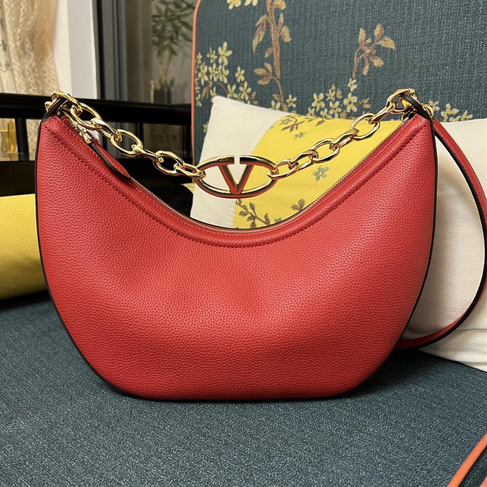 Large model 2081A Litchi grainGARAVANI VLOGO MOON small chain leather HOBO handbag Thanks to a chain and detachable leather shoulder straps this han