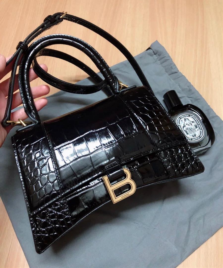 Return XSGolden Crocodile BlackThe hourglass bag that you have asked for N times is LaBalencia