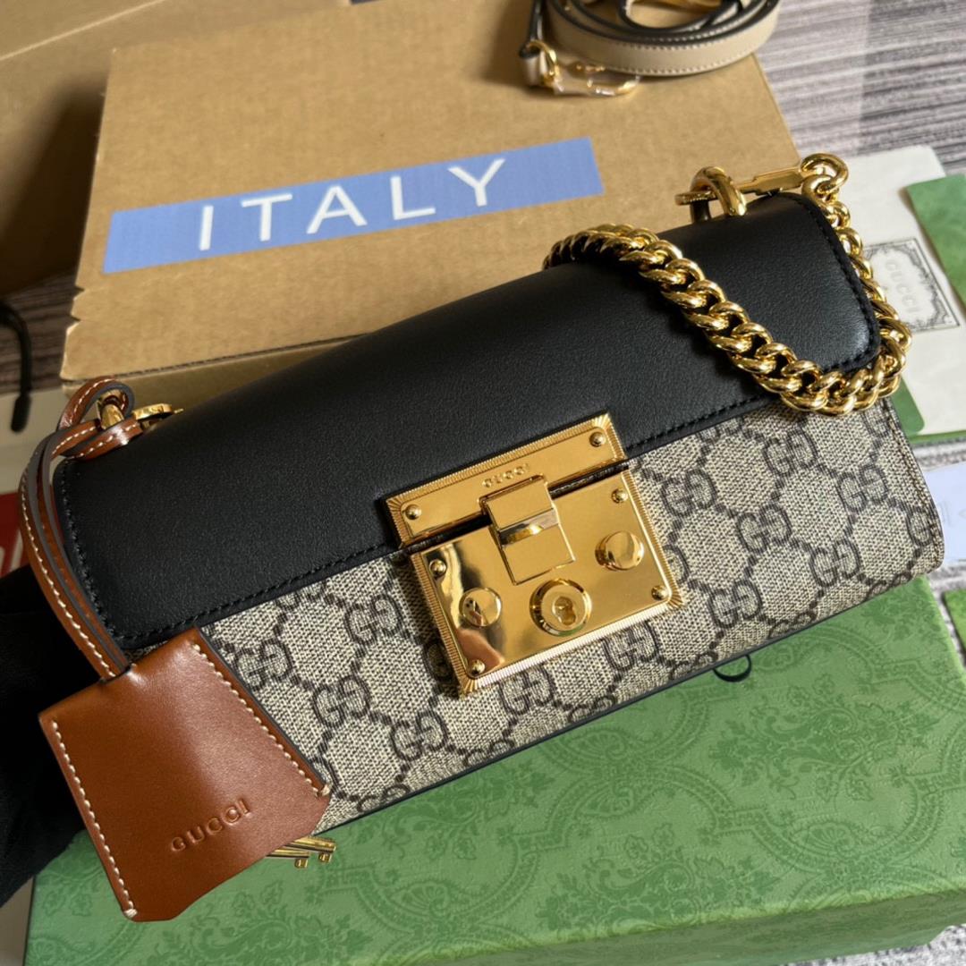 Equipped with a full set of packaged Padlock chain bags the small gucci Padlock shoulder backp