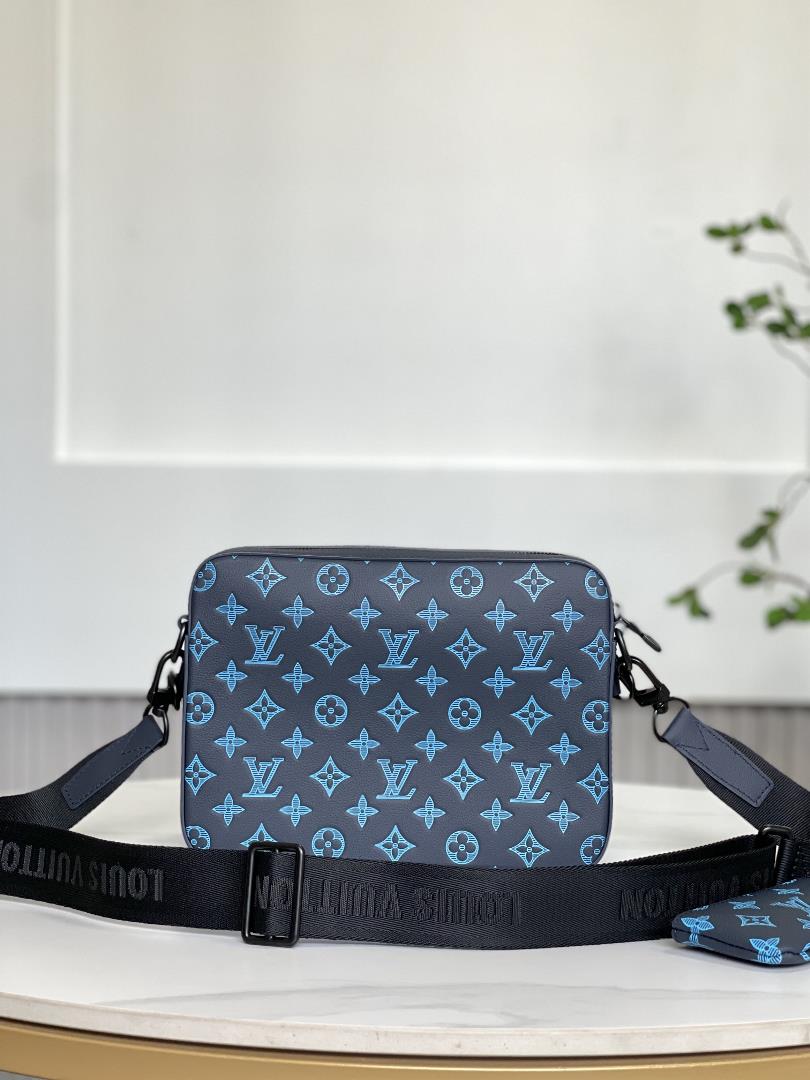 M46604 blue embossingThis Trio Messenger bag is made of Monogram embossed cow leather The