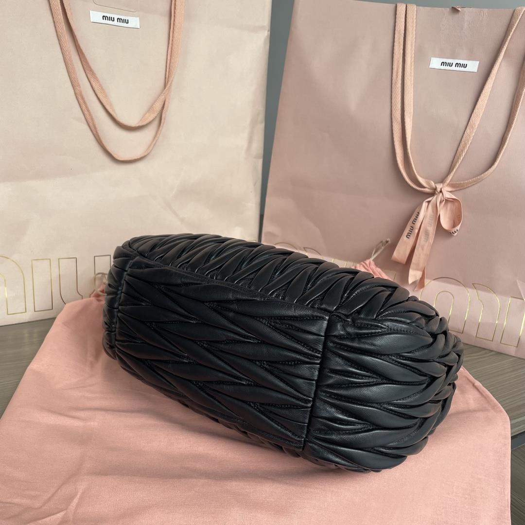 The MiuWander handbag a new product from M family features the iconic Matelasse texture embroi