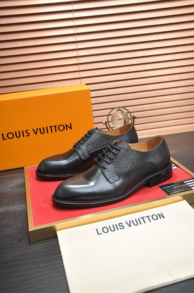 LVs original single cowhide inner lining LVs latest genuine leather business suit shoes are also available on the official website The top layer o