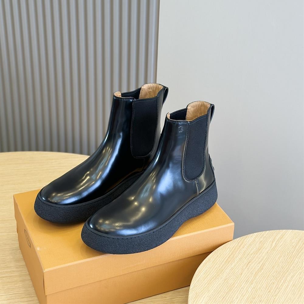 TODS W G Cowhide Mens Chelsea BootImported cowhide materialRubber bean soleThe details of this TODS WG Chelsea boot are rough yet simpleThe thick