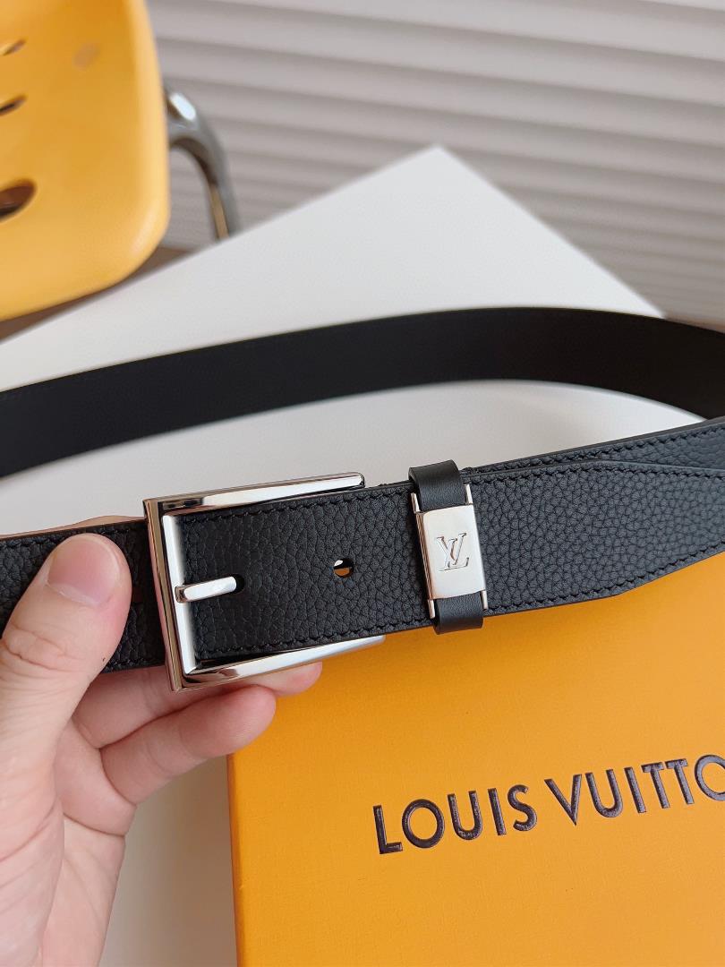 The LV CITY PIN waistband outlines smooth lines in a classic style exuding a calm busines