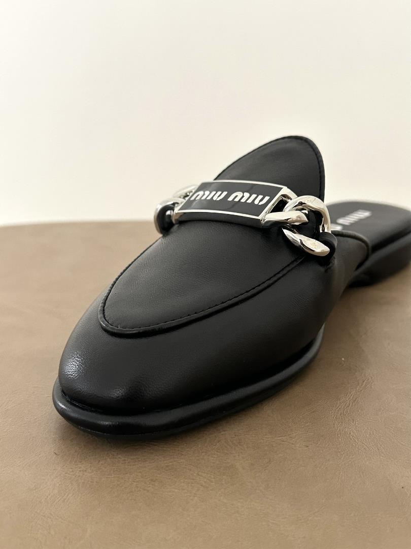 Black MIUI MIU Metal Chain Flat Bottom Half Trailer Muller SlippersSize3536373839Many babies d